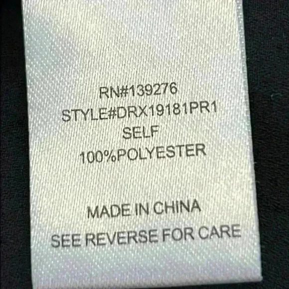 DR2 Sleeveless Blouse Top Sz 1X Black V-Neck 3-Button Front Pleats/Tucks - Picture 5 of 8